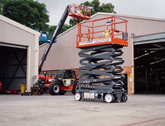 What can go wrong with a scissor lift (and how to stay safe)