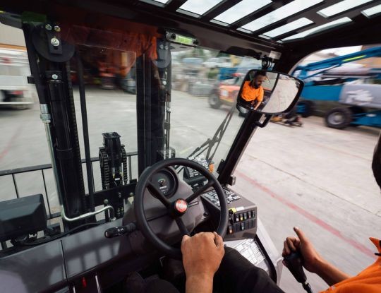 How much diesel does a forklift use per hour?